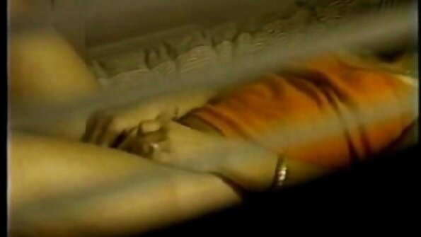 കൂർത്ത മുലക്കണ്ണുകളുള്ള ഒരു പെറ്റിറ്റ് ബിംബോ ശരിക്കും ബുദ്ധിമുട്ടുകയാണ്