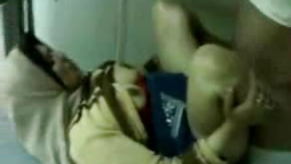 ബുഡാപെസ്റ്റിലെ ഒരു സെക്‌സി സ്ലട്ട് തന്റെ മുണ്ട് റാഗിംഗ് ഉദ്ധാരണത്തിൽ വയ്ക്കുന്നു