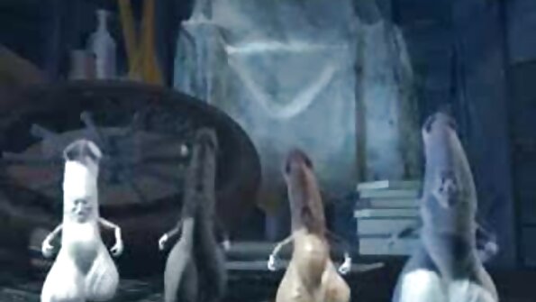 മെലിഞ്ഞ ഒരു അമച്വർ ഒരു വോയർ വീഡിയോയിലുണ്ട്, അവൾ സ്നേഹിക്കപ്പെടുന്നു