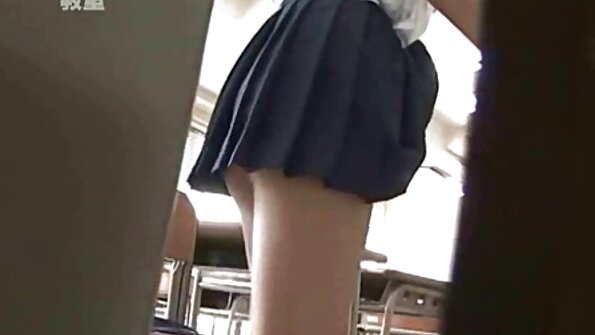 ഷേവ് ചെയ്ത പൂറുള്ള ഒരു മെലിഞ്ഞ സുന്ദരി ശക്തമായി അടിക്കുന്നുണ്ട്