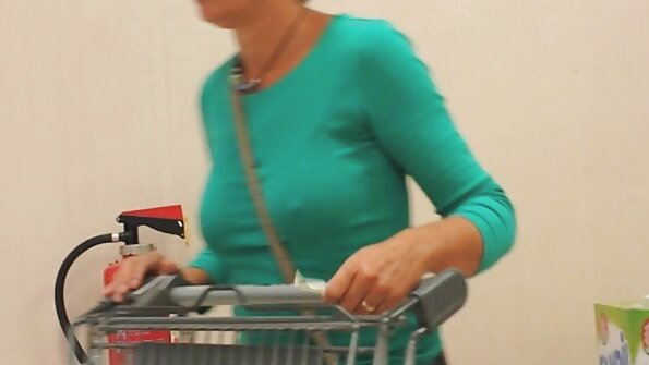 തൂങ്ങിക്കിടക്കുന്ന വലിയ പ്രകൃതിദത്ത മുലകൾ കുഞ്ഞ് കുമ്പിട്ടിരിക്കുന്നതുപോലെ ചാടുന്നു!