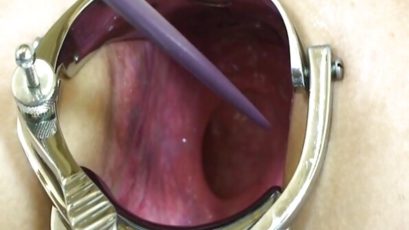 ഒരു വലിയ കഴുതയുമായി ഒരു ബിംബോ തന്റെ കാമുകനുവേണ്ടി നഗ്നമായ കൊള്ളയടിക്കുന്നു