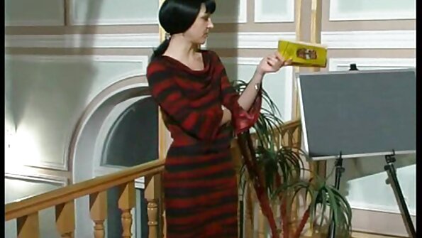 സ്വാഭാവിക വലിയ മുലകളുള്ള ഒരു ബിംബോ അവൾ എങ്ങനെയാണ് ഒരു വലിയ ഡിക്ക് ഓടിക്കുന്നത് എന്ന് കാണിക്കുന്നു