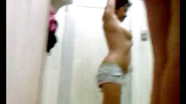 ടാറ്റൂകളുള്ള ഒരു സുന്ദരി അവളുടെ ചൂടുള്ള കഴുതയെ ഒരു വലിയ കോഴി ഇടിക്കുന്നു