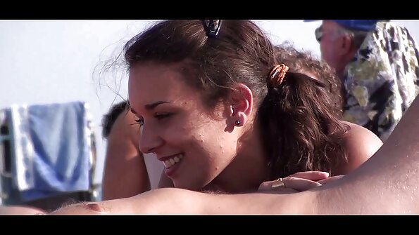 ഒരു വലിയ കഴുതയുള്ള ഒരു സുന്ദരി അവൾ മലദ്വാരം സ്വീകരിക്കുമ്പോൾ അതിനെ കുലുക്കുന്നു