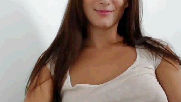 വലിഞ്ഞുമുറുകാൻ ഇഷ്ടപ്പെടുന്ന ഒരു വലിയ പിന്നിലുള്ള ഒരു ബസ്റ്റി സ്ലട്ട് ഇടിച്ചുകയറുന്നു