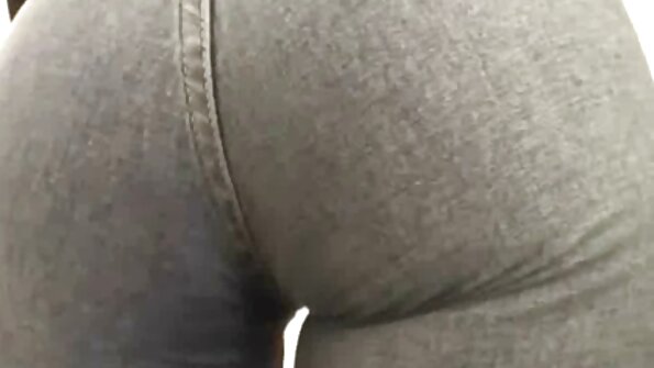 ചുരുണ്ട മുടിയുള്ള ഒരു കോഴിക്കുഞ്ഞ് അവളുടെ സുന്ദരമായ മുഖത്ത് ചില പന്തുകൾ അനുഭവപ്പെടുന്നു