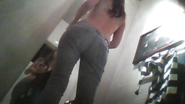 കറുത്ത കോഴിയെ സ്നേഹിക്കുന്ന ഒരു നല്ല കഴുത സോഫയിൽ കുറച്ച് ലഭിക്കുന്നു