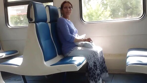 ദൃഢമായ ഒരു കഴുത സുന്ദരി തന്റെ ചുണ്ടുകൾ ഒരു കോഴിയെ ചുറ്റിപ്പിടിക്കുന്നു