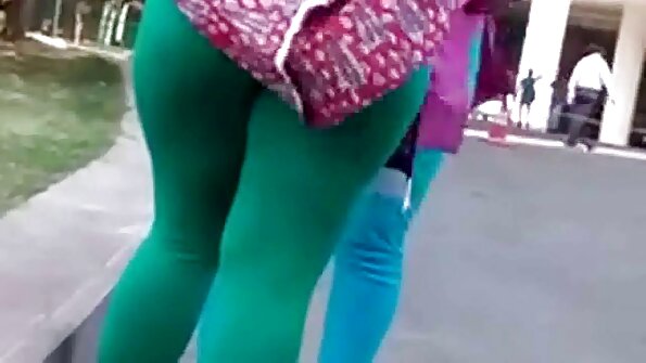 പിക്‌നിക്കിൽ വശീകരിക്കുന്ന കൗമാരക്കാരൻ വലിയ കോഴിയെ കബളിപ്പിക്കുകയും മുഖഭാവം കാണിക്കുകയും ചെയ്തു