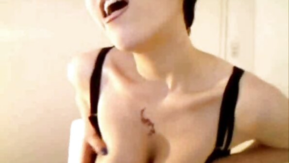 പരിചയസമ്പന്നരായ പോൺ നടിയും നടനുമാണ് അമച്വർ പീച്ച് പഠിപ്പിക്കുന്നത്