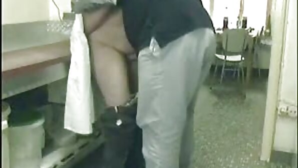 വലിയ മുലകളുള്ള ഒരു മിൽഫ് അവളുടെ രോമമുള്ള പൂറ്റിൽ നിറയുന്നു