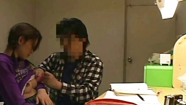 ഒരു രാക്ഷസൻ വലിപ്പമുള്ള കോഴി ഒരു ചൂടുള്ള സുന്ദരിയെ അനാലി ക്ലോസ് അപ്പ് ചെയ്യുന്നു