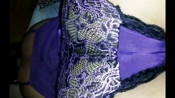 എല്ലാ പ്രകൃതിദത്ത സുന്ദരിയായ ഒരു പെറ്റിറ്റ് അവളുടെ പൂറിന്റെ ചുണ്ടുകൾ വിടർത്തുന്നു