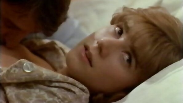 മെലിഞ്ഞ ഈ സ്ത്രീ കുമ്പിട്ടിരിക്കുന്ന ഒരു രംഗമാണ് ഒരു പൂൾ ടേബിൾ