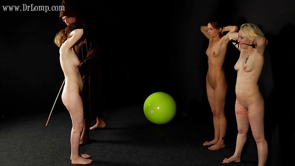 ഗോൺസോ വീഡിയോയിലെ ഒരു കൗമാരക്കാരി തന്റെ കൈകൾ കൊണ്ട് ഒരു കോഴിയെ വലിക്കുന്നു