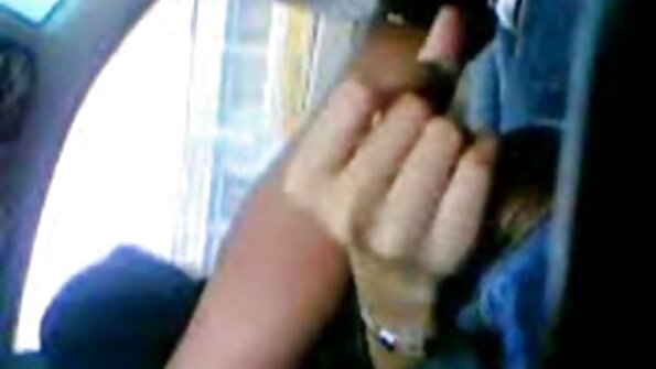 സ്റ്റൂളിലെ ബാറിൽ ഒരു സുന്ദരി അവളുടെ ആവശ്യങ്ങൾ നിറവേറ്റുന്നു