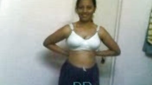 കണ്ണട വെച്ച ഒരു സുന്ദരി കാറിൽ കയറി ചരിഞ്ഞിരിക്കുന്നു