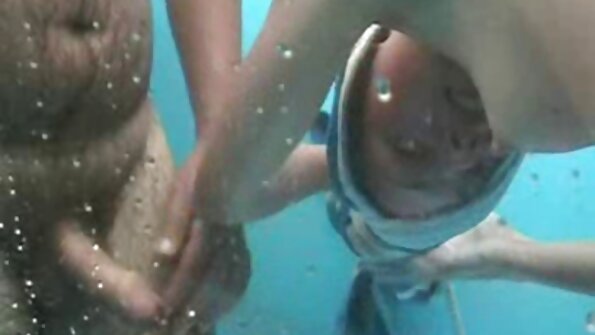 നീളമുള്ള മുടിയുള്ള ഒരു സുന്ദരി പുറത്ത്, അവൾ ഒരു ഡിൽഡോ ഉപയോഗിക്കുന്നു