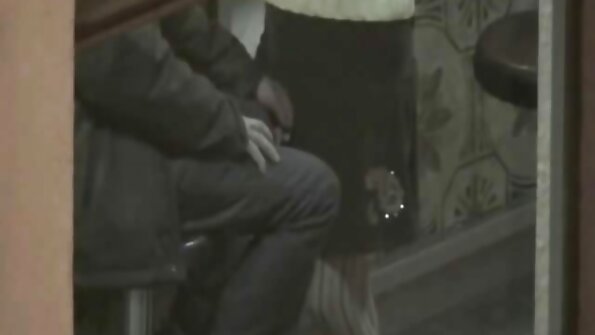 കിങ്കി ത്രീസോമിൽ പെർഫോം ചെയ്യുമ്പോൾ ഒരു സുന്ദരി മുഖം കാണിക്കുന്നു