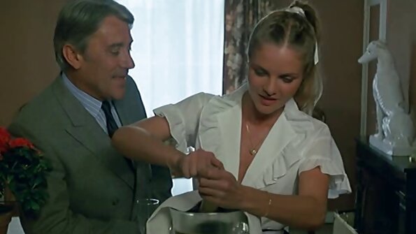 ഒരു സുന്ദരി അവളുടെ മാദക പൂറിന്റെ ചുണ്ടുകൾക്കുള്ളിൽ ഒരു വലിയ കളിപ്പാട്ടം ആഴത്തിൽ തള്ളുന്നു