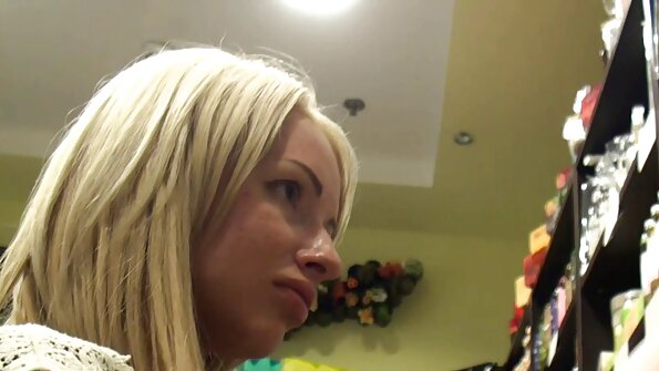 മുലക്കണ്ണുകളിൽ ചില ടാറ്റൂകളുള്ള ഒരു കോഴിക്കുഞ്ഞ് ഒരു പ്രോ പോലെ കോഴിയെ മുലകുടിക്കുന്നു