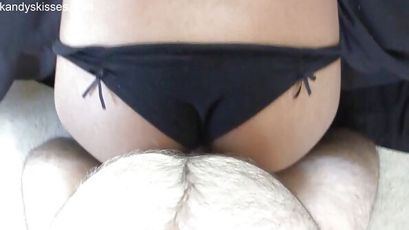 വലിയ മുലകളുള്ള ഒരു ചൂടുള്ള ബിംബോയെ ഒരു വലിയ കോഴി അവളുടെ പൂറ്റിൽ കുടുക്കുന്നു