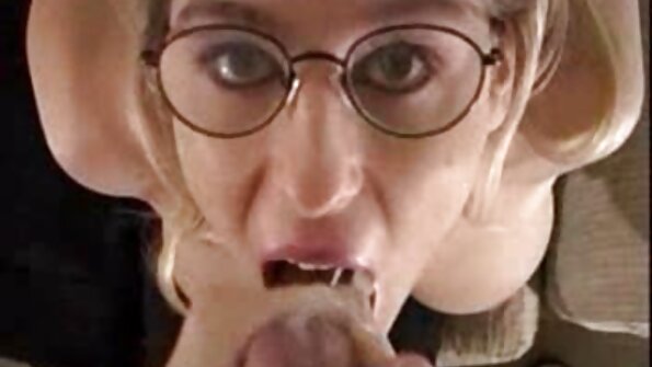 അവളുടെ കാമുകൻ സോഫയിലിരുന്ന് മസാജ് ചെയ്യുന്നതാണ് ചൂടേറിയ കാര്യം