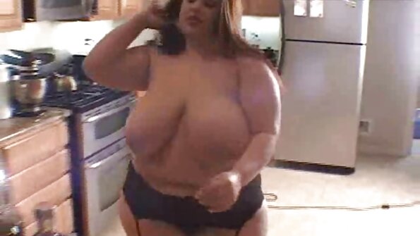 അതിശയിപ്പിക്കുന്ന MILF മക്കെൻസി ലീയെ അടുക്കളയിൽ പിന്നിൽ നിന്ന് ഭോഗിക്കുന്നു