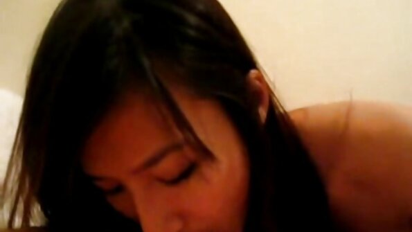 വലിയ മുലകളുള്ള ഒരു വികൃതിയായ സ്ത്രീയെ അവളുടെ പുരുഷൻ കട്ടിലിൽ തുളച്ചുകയറുന്നു