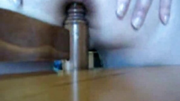 കാക്കമുടിയുള്ള ഒരു പെൺകുട്ടി പൊതുസ്ഥലത്ത് നിന്ന് ബിക്കിനി നഷ്ടപ്പെടുകയും അവൾ ശല്യപ്പെടുത്തുകയും ചെയ്യുന്നു