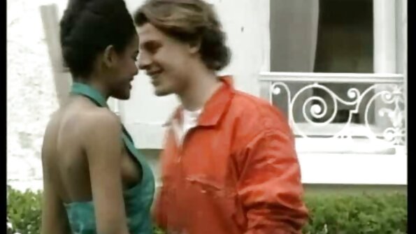 വലിയ മുലകൾ ഉള്ള ഒരു ചുവന്ന തല അവളുടെ വായിൽ മുട്ടുന്നു