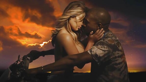 ഏഷ്യൻ സൗന്ദര്യം ഒരു റോൾ പ്ലേയിലും ചൂടുള്ള ലൈംഗിക ബന്ധത്തിലും ഏർപ്പെടുന്നു