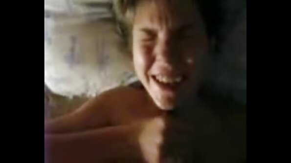 ബേബ് ഡിക്ക് ഊതി, അവളുടെ യോനിയിൽ അതിനെ സ്വാഗതം ചെയ്യാൻ കാത്തിരിക്കാനാവില്ല