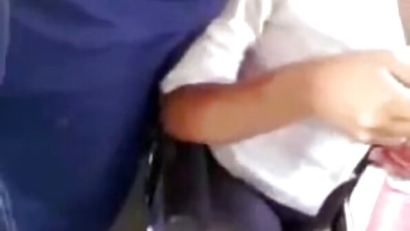 ഒരേസമയം മൂന്ന് ഡിക്കുകൾ തുരന്നതിൽ സുന്ദരിയായ മാലാഖ സന്തോഷിക്കുന്നു