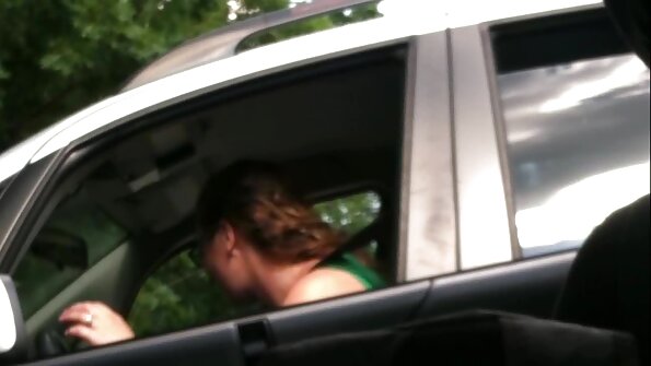 വലിയ മുലകളുള്ള സുന്ദരി ഒരു വലിയ പെക്കറിനെ സ്വീകരിക്കാൻ ഇഷ്ടപ്പെടുന്നു