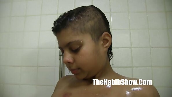 ക്യാമറാമാൻ എസ്‌യുവി ട്രങ്കിൽ കഷണ്ടിക്കാരനായ പെൺകുട്ടിയെ ചിത്രീകരിക്കുന്നു