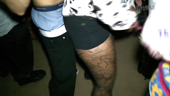 തടിച്ച കറുത്ത മുടിയുള്ള ബിച്ച് ഒരു കൊമ്പുള്ള മഷി പുരണ്ട അശ്ലീല സ്റ്റഡ് കൊണ്ട് സ്ക്രൂ ചെയ്യപ്പെടുന്നു