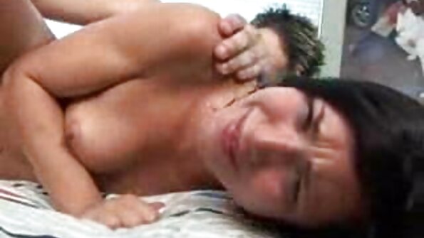 ഒരു സുന്ദരിയും സുന്ദരിയും ഒരു ത്രീസോമിൽ ഒരു കൊമ്പുള്ള ചേട്ടന്റെ കൂടെ രസിക്കുന്നു