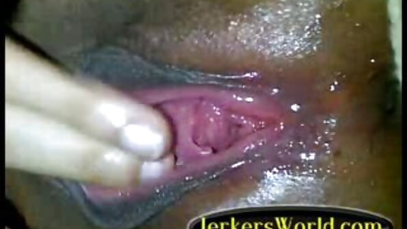 ഒരു സുന്ദരി നഗ്നയായി കുളത്തിനരികിലുണ്ട്, അവൾ അവളുടെ മധുരമായ ശരീരത്തെ സ്പർശിക്കുന്നു