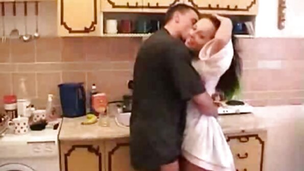 കോഴിയെ സ്നേഹിക്കുന്ന ഒരു സുന്ദരി തന്റെ പങ്കാളിക്ക് ഒരു ബ്ലോ ജോബ് നൽകുന്നു