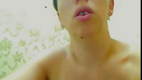 തൻറെ പൂറ്റിൽ നക്കാൻ ഇഷ്ടപ്പെടുന്ന ഒരു സുന്ദരി ഒരു സ്ത്രീയുടെ കൂടെയുണ്ട്