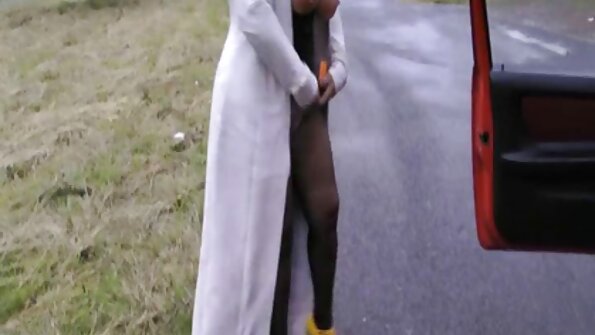 രോമമുള്ള പൂറ്റുള്ള ഒരു സുന്ദരി അവളുടെ ഇറുകിയ കുണ്ണയിൽ ഇടിക്കുന്നു