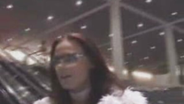 ഉയർന്ന കുതികാൽ പാദരക്ഷകളുള്ള ഒരു സുന്ദരി അവളുടെ അരികിലേക്ക് കയറി വരുന്നു