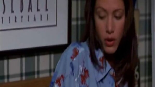 പിഗ്‌ടെയിലുകളുള്ള ഒരു സുന്ദരി ഒരേ സമയം രണ്ട് പുരുഷന്മാരെ എടുക്കുന്നു