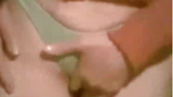 വലിയ മുലകൾ ഉള്ള ഒരു ഭംഗിയുള്ള കാര്യം ഒരു വലിയ കടുപ്പമുള്ള പെക്കർ എടുക്കുന്നു