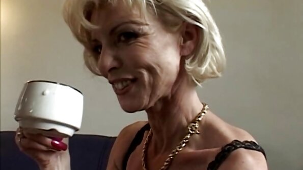 ഒരു കിങ്കി പെൺകുട്ടി അവളുടെ വസ്ത്രങ്ങൾ അഴിച്ചുമാറ്റി അവളെ കട്ടിലിൽ കിടത്തി