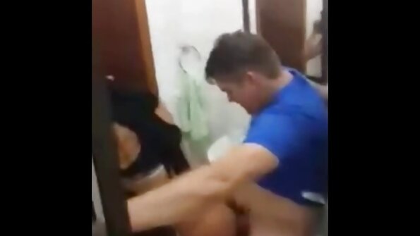 ഈ ഇറുകിയ ബിച്ചിൽ ചെറിയ നനഞ്ഞ കുണ്ണയിൽ ഒരു വലിയ ഡിൽഡോ പ്രത്യക്ഷപ്പെടുന്നു