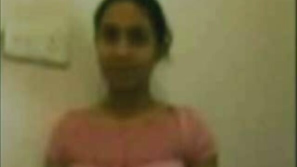 കറുത്ത വസ്ത്രം ധരിച്ച ഒരു വേലക്കാരി അവളുടെ ചുണ്ടുകൾ പിളർത്താൻ ഒരു കോഴിയെ സ്വീകരിക്കുന്നു