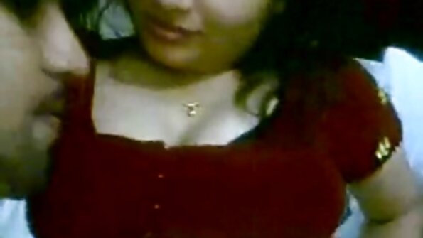 ഒരു മിൽഫ് റെഡ് ഹെഡ് ബെഡ് ഷീറ്റിൽ ഇരുന്ന് മുഖം നോക്കുന്നു